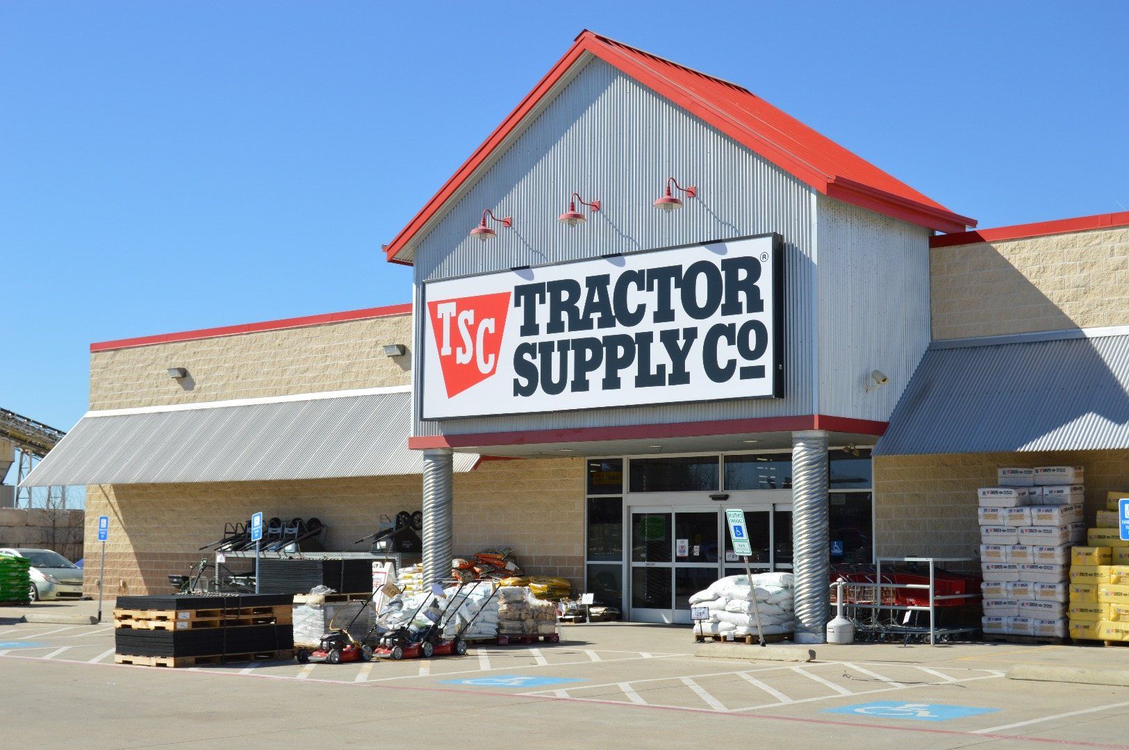 Tractor Supply — storefront